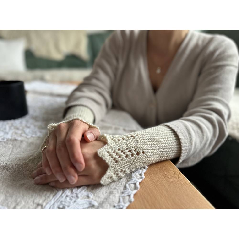 Handgestrickte Arm- bzw. Beinstulpen aus Wolle, One Size, Wollweiß mit Silberglitzer – Unikat Geschenk Bild 6