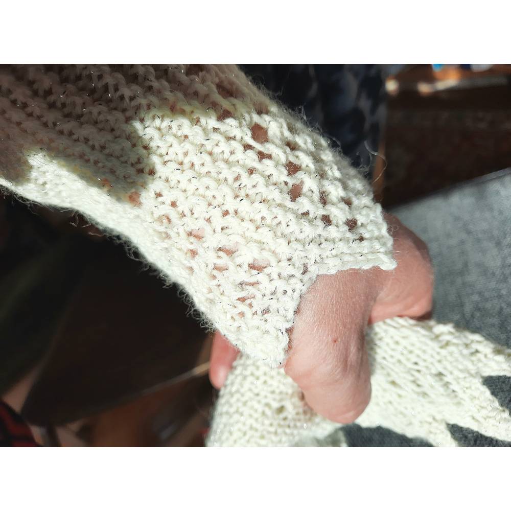 Handgestrickte Arm- bzw. Beinstulpen aus Wolle, One Size, Wollweiß mit Silberglitzer – Unikat Geschenk Bild 9