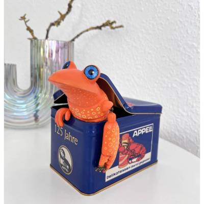 Einsiedlerfrosch Skulptur mit bionischer Scherenhand in vintage Fischdose – Unikat von Sabine Lenz