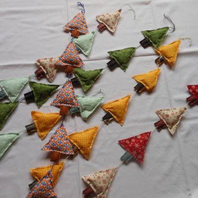 Tannenbaumgirlande – Weihnachtsdeko für Fenster, Tür & Wand aus Baumwolle, 5 Bäume, 85-90cm