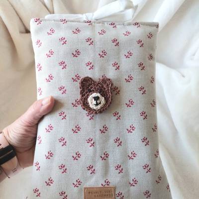Buchhülle für große Taschenbücher Booksleeve quilted niedliche Hülle gesteppt, mit Teddy Häkelapplikation Buchtasche 