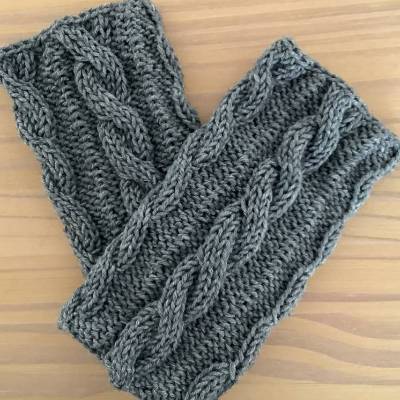 Armstulpen Handstulpen in grau mit Zopfmuster handgestrickt von Hobbyhaus