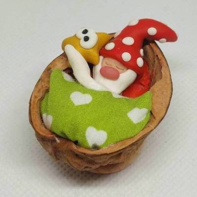 Wichtel im Walnussbettchen – Weihnachtsdeko aus Polymer Clay