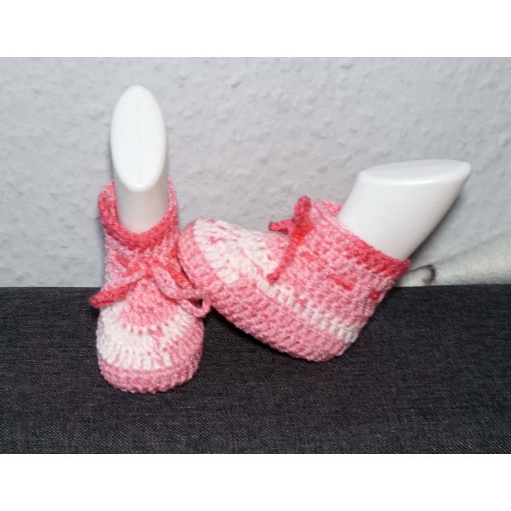 Häkelanleitung für die süßen Babyschühchen nur aus Stäbchen Bild 1