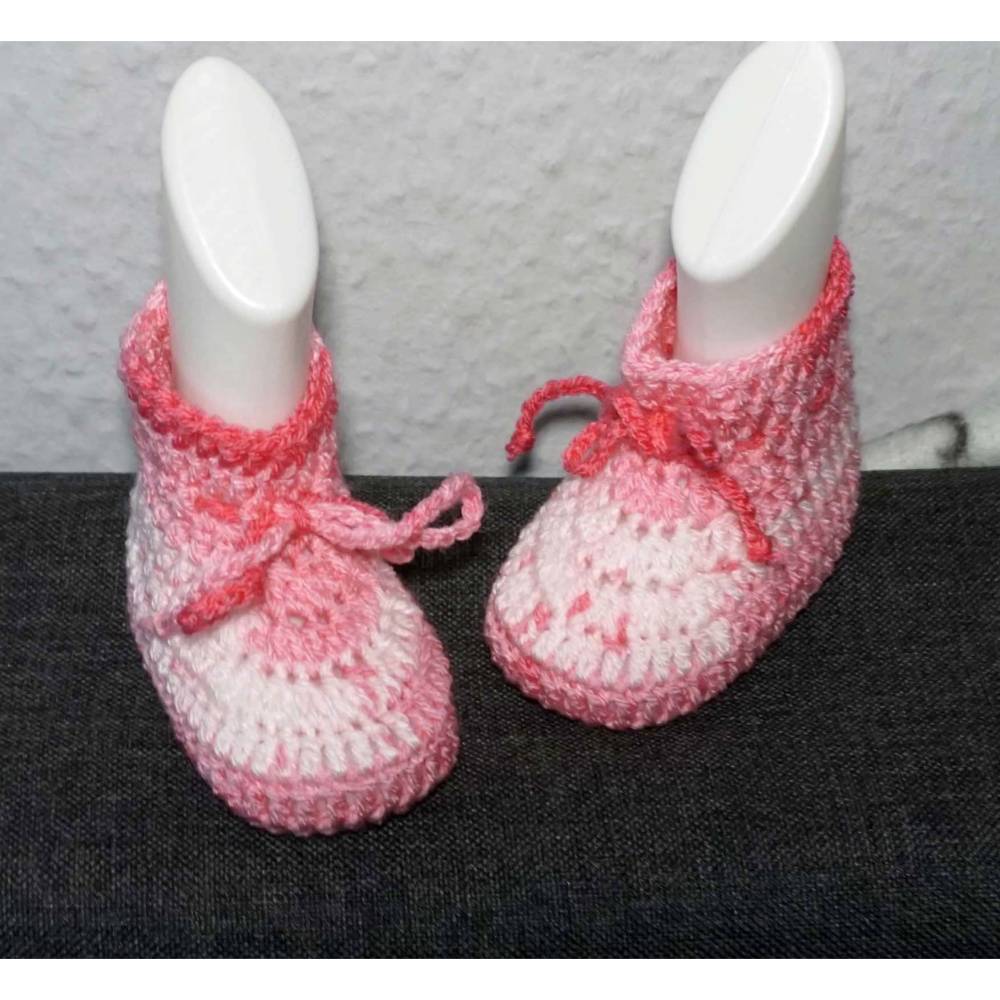 Häkelanleitung für die süßen Babyschühchen nur aus Stäbchen Bild 2