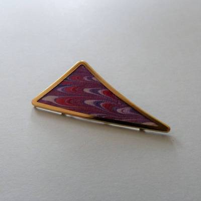 Brosche Triangle, Dreieck, Seide bemalt, rot + lila + grau, Metallrahmen Efco goldfarben, Anstecknadel