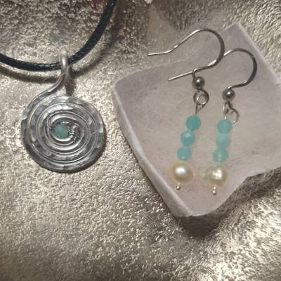 Handgemachtes Schmuckset aus Aluminiumdraht mit Türkis und Süßwasserperlen – Kette & Ohrhänger