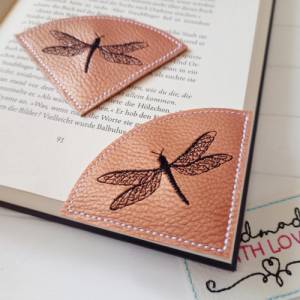 Lesezeichen Libelle gestickt aus Kunstleder kupfer – Geschenk für Bücherwurm & Leseratte, Leseecke Accessoire
