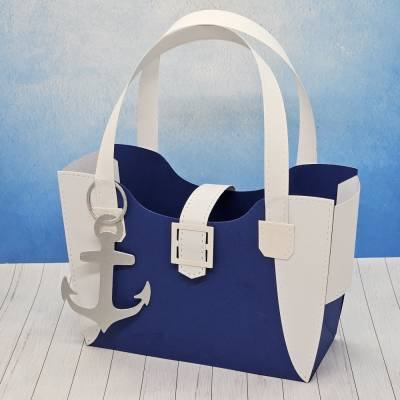 Handgefertigte maritime Geschenkbox „Tasche mit Anker“ – blau-weiß aus 300 g/m² Fotokarton, Unikat mit Klettverschluss