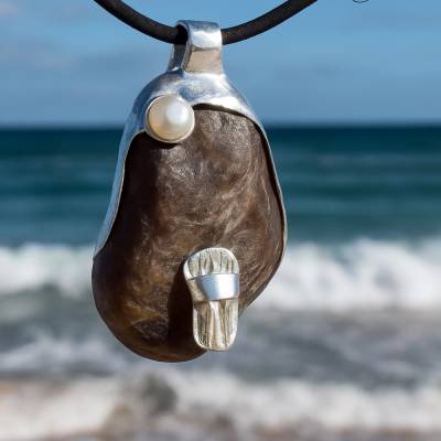 Goldschmiede Silberanhänger mit Lederkette "pearl at the beach" in 925 Sterling Silber mit Ostsee-Stein, Kettenanhänger,