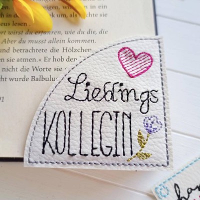 Lesezeichen Lieblings Kollegin – Florales, gesticktes Lesezeichen aus weißem Kunstleder – Geschenk für Bücherliebhaberinnen