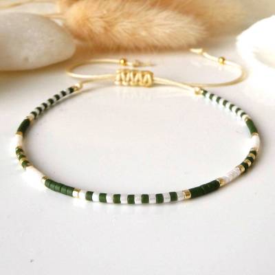 Zartes Miyuki Perlen Armband dunkelgrün, weiß & gold – Verstellbar, handgefertigt, Geschenkidee
