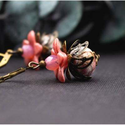 Florale Ohrringe in Apricot und Rosé – Vintage Blütendesign mit marmorierter Glasperle und Bronzeakzenten