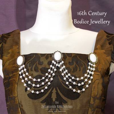 Elizabethanischer Gewandschmuck – Tudor Schmuckset mit weißem Achat & Perlenketten für Renaissance, Barock