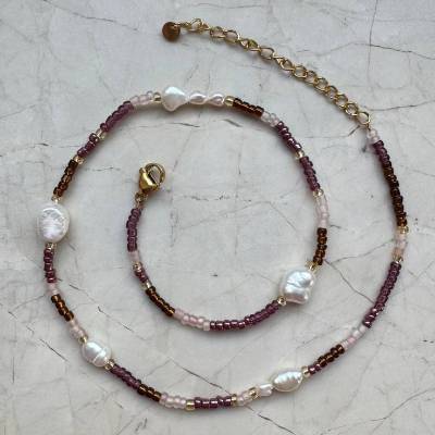 Kette aus Glasperlen in lila, beige und gold mit stainless steel Verschluss und echten Süßwasserperle