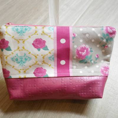 Stillvolle Kosmetiktasche im Rosen Design mit Kunstleder abgesetzt 21x13cm Elegant & Praktisch