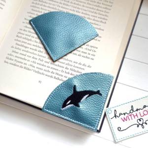 Lesezeichen Orca Wal aus blauem Kunstleder – gestickt, vegan, Geschenkidee für Naturliebhaber