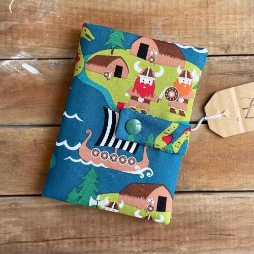 Ausweishülle WIKINGER für Schülerausweis Reisepass Fahrkarte Bibliotheksausweis Design für Kids aus Baumwollstoff Gesche