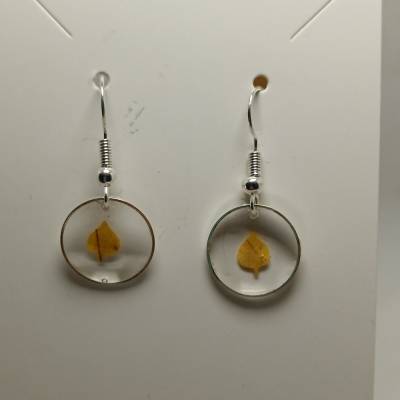 Handgefertige Ohrringe mit Herbstlaub