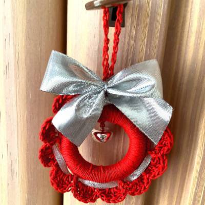 Weihnachts-Häkelkränzchen Baumschmuck in rot-silber mit Metallglöckchen handgemacht von Hobbyhaus