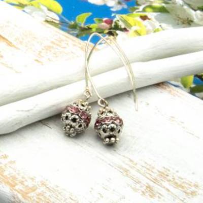 Lässige verspielte Ohrhänger aus Metall & Silberfarben in Rosa – Geschenkidee für Frauen