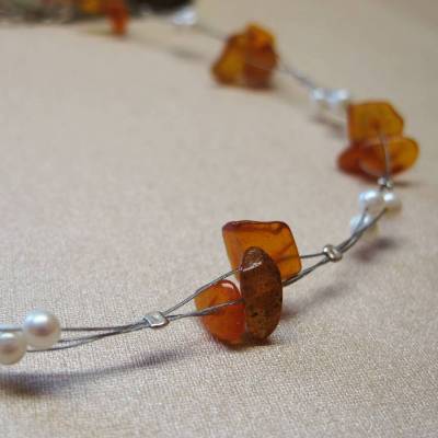 Zartes dreireihiges Bernstein Collier mit Süßwasserperlen und 925 Silber