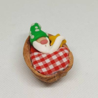 Wichtel im Walnussbettchen – Weihnachtsdeko aus Polymer Clay grün