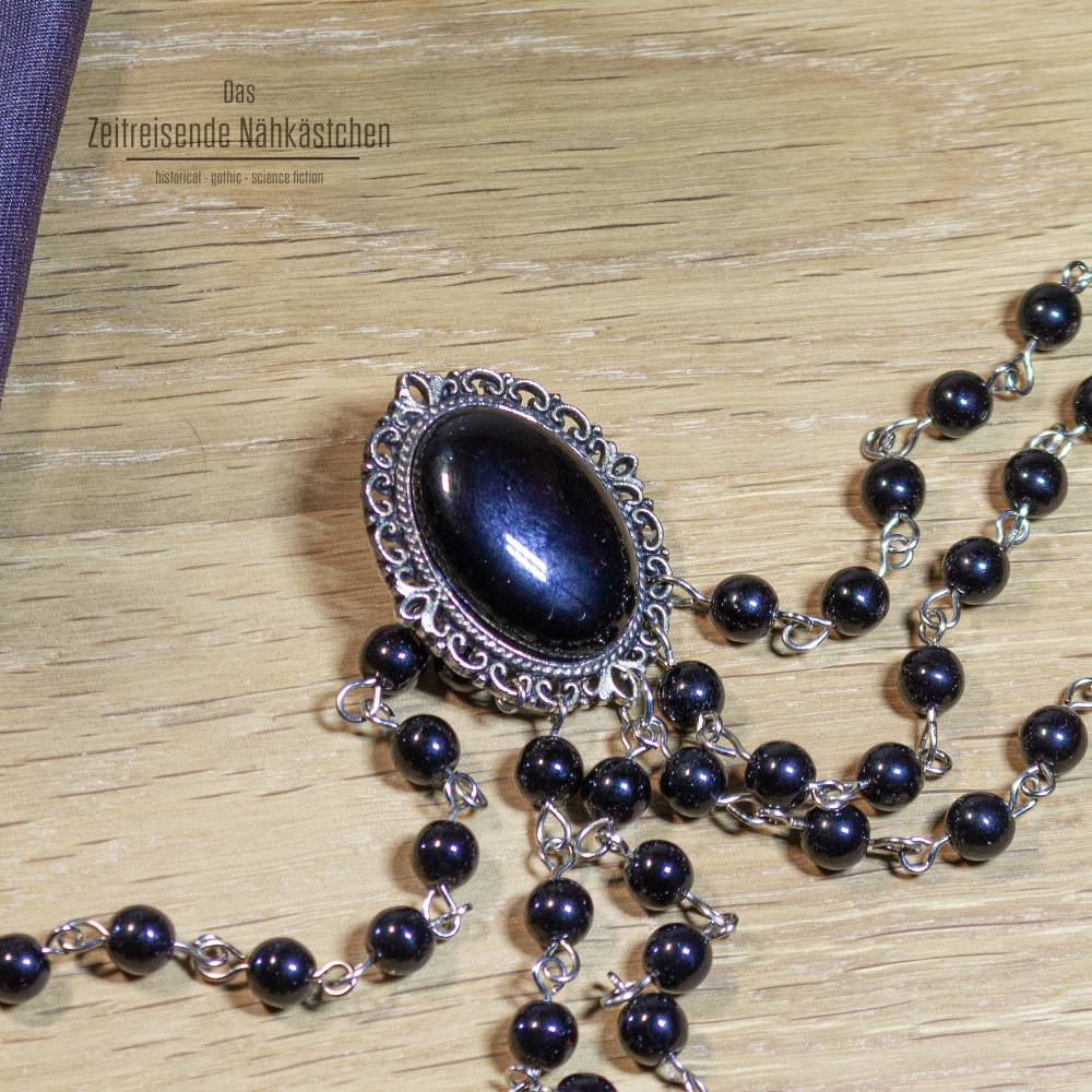 Elizabethanischer Gewandschmuck – Tudor Schmuckset mit schwarzem Onyx & Perlenketten für Renaissance, Bild 3