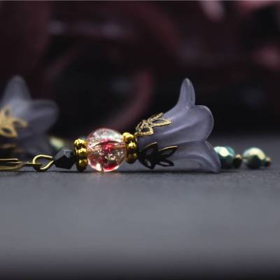 Blütenohrringe in Grau mit roséfarbenen Glasperlen und Türkisakzenten – elegant, leicht und romantisch im Vintage-Stil