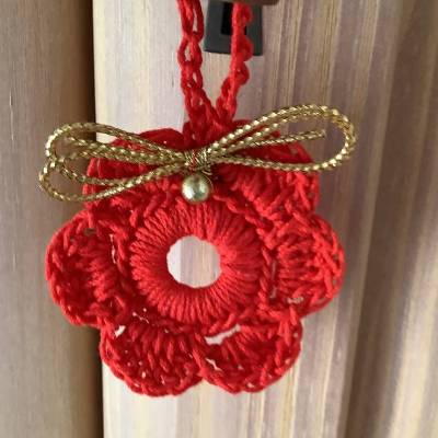 Weihnachts-Häkelkränzchen Geschenkeanhänger in rot mit 1 goldenen Perle und einer goldfarbenen Schleife verziert