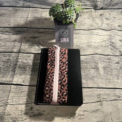 Stiftemäppchen Leo-Cord rosa pink schwarz mit Gummiband – Handgemachtes Etui für Kalender, A5 & A4