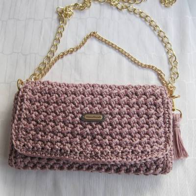 Handgefertigte Häkel Clutch Tasche altrosa rosa goldfarben mit Ketten-Gurt – Elegante Crossbody Häkeltas