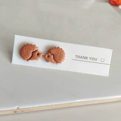 Handgefertigte federleichte Igel-Ohrringe aus Polymer – individuelle Herbst-Accessoires