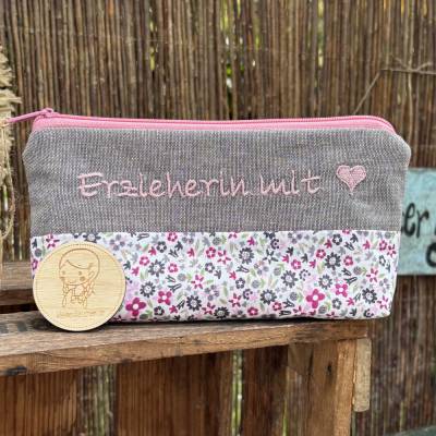 Erzieherin mit Herz – Rosa geblümtes Schlampermäppchen als Geschenk | Federmappe Stiftemappe personalisierbar