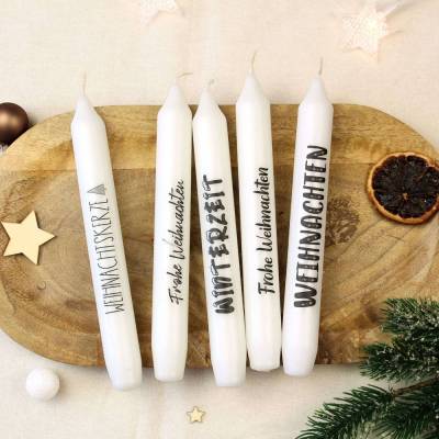 Weiße Weihnachtskerzen – Moderne Stabkerzen mit Schriftzug für Advent, Deko & Geschenk