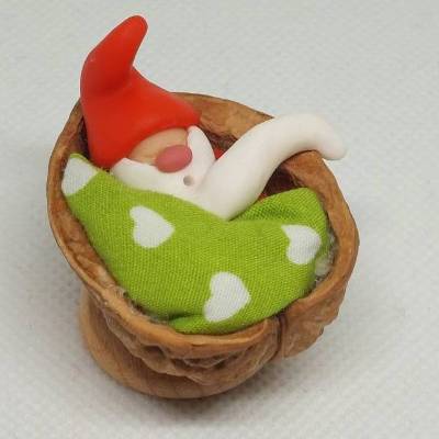 Wichtel im Walnussbettchen – Weihnachtsdeko aus Polymer Clay rot Zipfelmütze