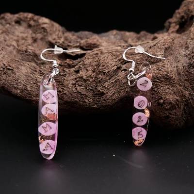 Pinke Ohrringe "Mama 2025" personalisierbar aus Gießharz mit Goldflocken – Geschenk zur Geburt