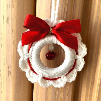 Weihnachts-Häkelkränzchen Baumschmuck in weiß-rot mit rotem Metallglöckchen von Hobbyhaus