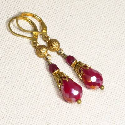 Vintage-Ohrringe FROSTGLUT – Goldene Messingohrringe mit roten Glasperlen im Vintagestil (2486)