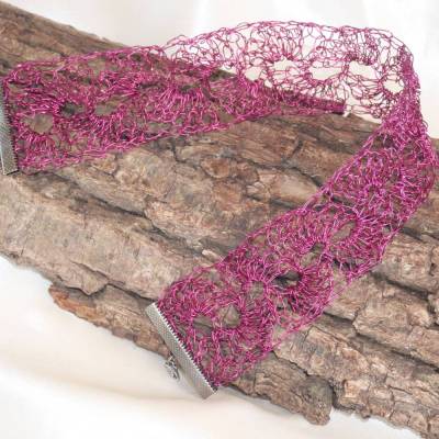 handgehäkelte Chokerkette aus feinem, fuchsiafarbenem Schmuckdraht in kunstvollem Muschelmuster