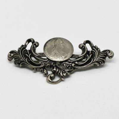 Versilberte Trachtenbrosche Floral mit Münzform Aufdruck M. Theresia D. G. - Anstecknadel für Volksfest