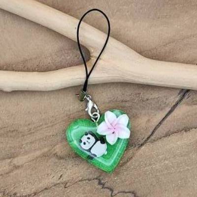 Handgemachter Resin-Anhänger in Herzform mit süßem Panda-Motiv – liebevolles Unikat