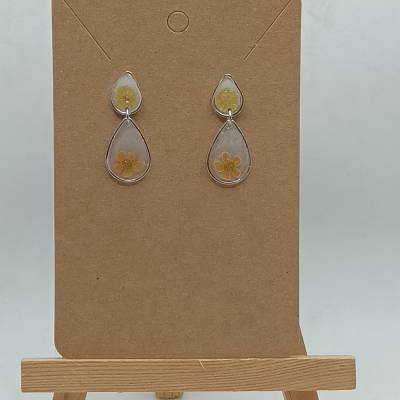 Zarte Tropfen-Ohrringe mit gelber Blume