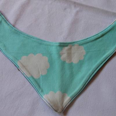 Babyhalstuch Spucktuch mit Wolkenmuster & Kamsnapverschluss – Doppellagiges Jerseytuch, Maße ca 30x12cm