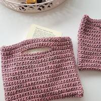 Gehäkelte Büchertasche / Clutch  -  rosa e torrone