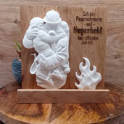 Deko Feuerwehrmann aus Raysin auf Holz mit Gravur