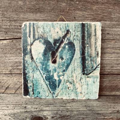 Handbedruckte Travertin-Fliese mit Herz-Türklinke | 10×10 cm Vintage Landhaus-Deko mit Aufhänger