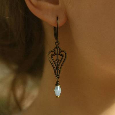 Ohrringe SCHNEEPRINZESSIN – Jugendstil-Ohrringe aus bronzefarbenem Messing mit weißem Opalglas (2487)