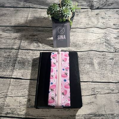 Stiftemäppchen pinke Erdbeeren – Handgemachtes Etui für Kalender & Stifte, rosa Hintergrund