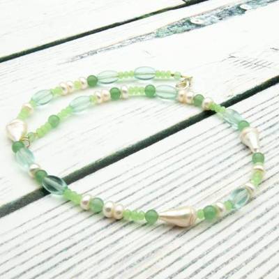 Elegante Perlenkette, Fluorit, grün, weiß Schmuck, Unikat, Geschenkidee für Sie, Kolleginnen, Weihnachten